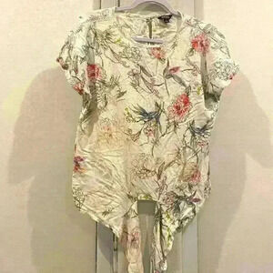 Buffalo white floral women knot front t shirt in Sz S (could fit Sz M) - EUC